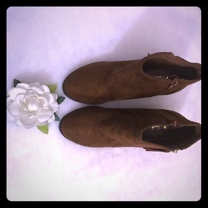 Brown suede booties says 6M(fits 7-1/2)